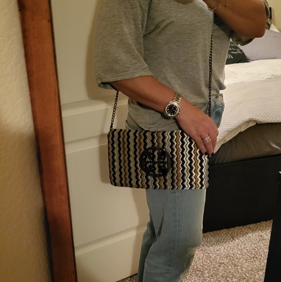 100% authentic guaranteed Tory Burch Reva purse in great condition - Picture 7 of 8